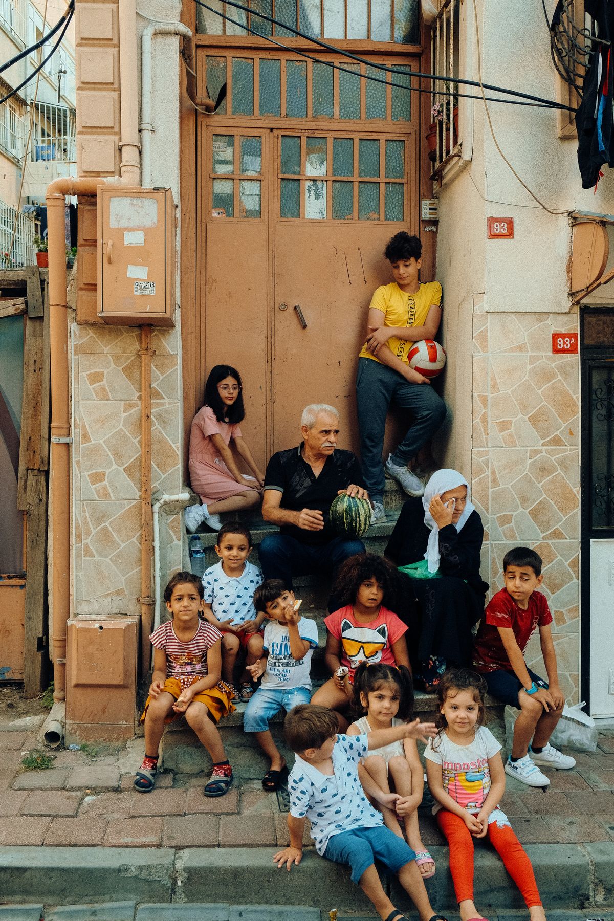 Dışarıda oturup sohbet eden aile fertleri