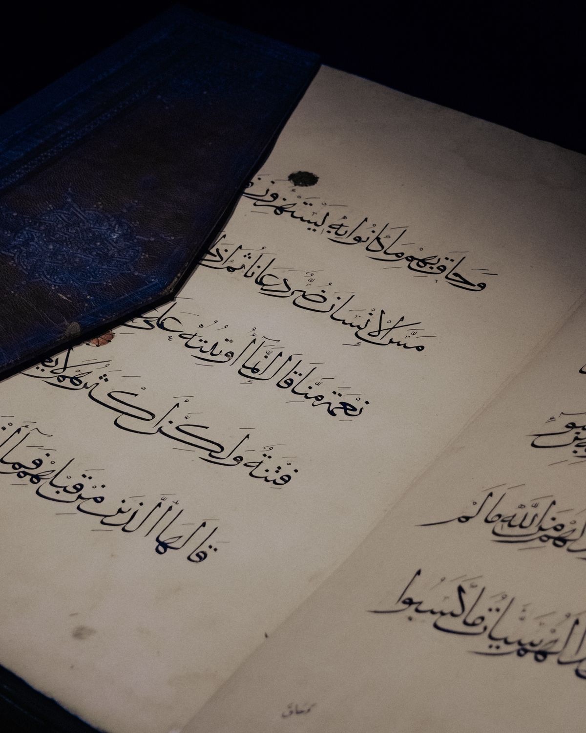 Arapça yazılmış eski bir el yazması sayfası