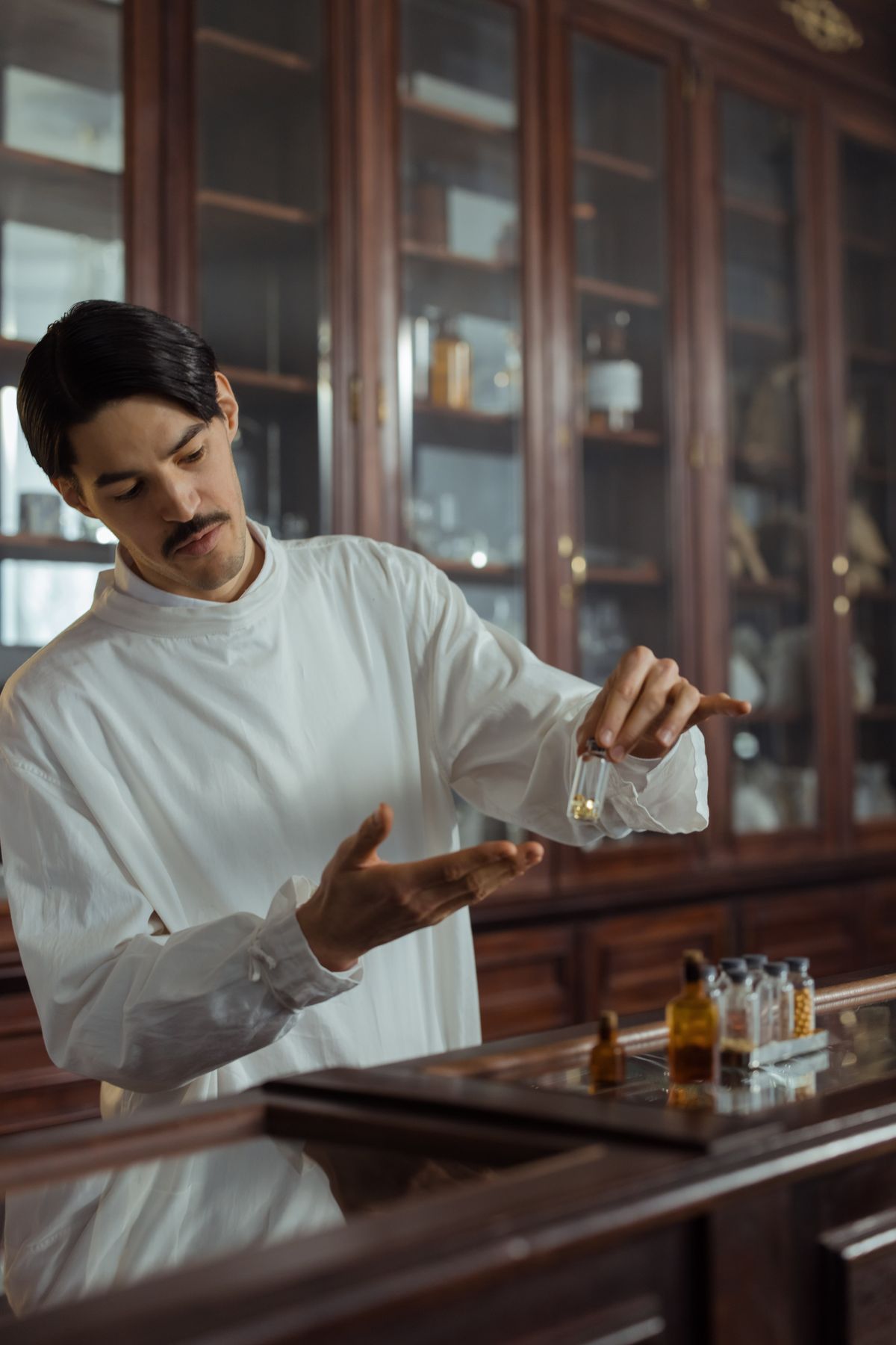 Eski eczacılık raflarından şişeler inceleniyor