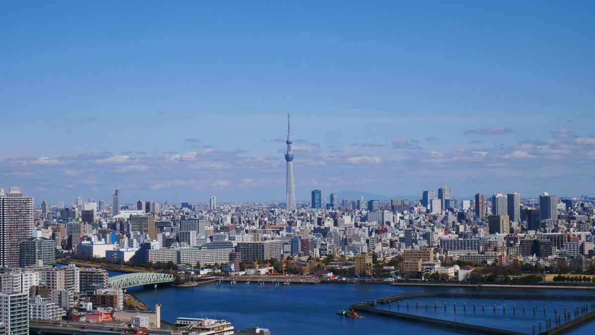 Tokyo’nun yüksek binalarla dolu gökyüzü görünümü
