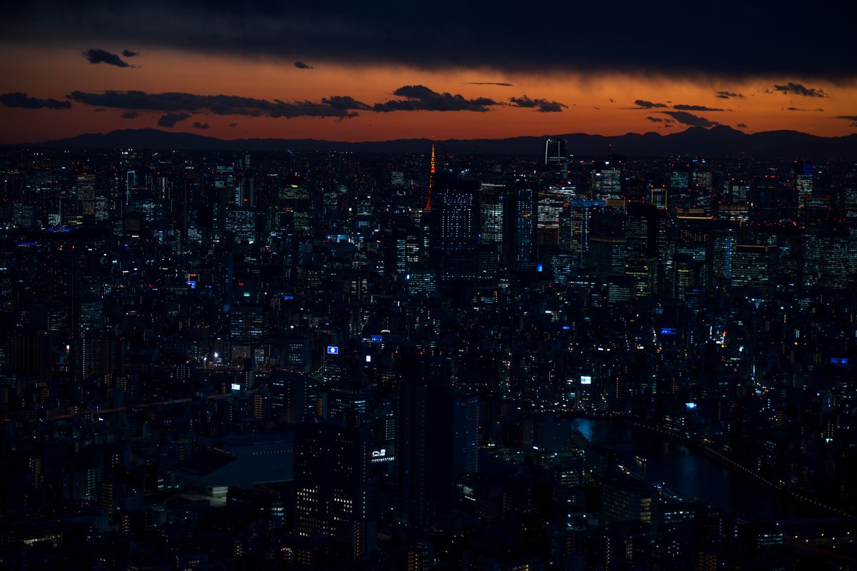 Tokyo siluetinin alacakaranlık görünümü
