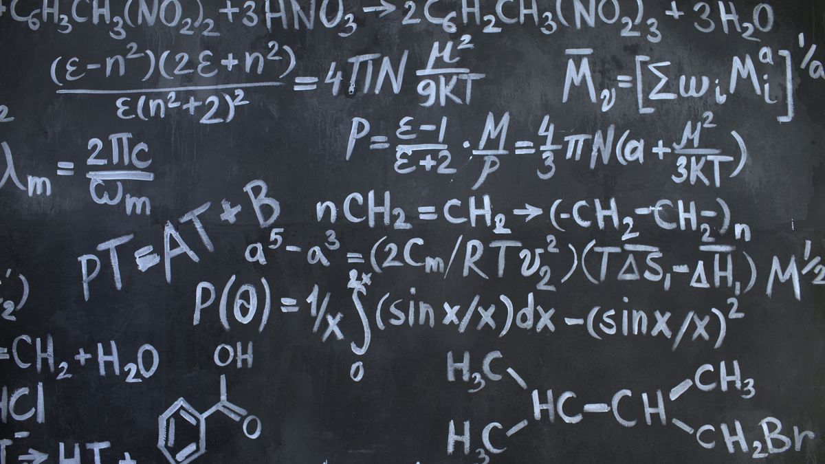 Karatahtanda karmaşık matematik denklemleri