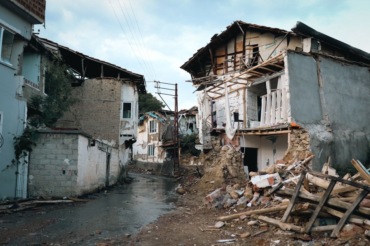 Deprem sonrası hasar görmüş binalar