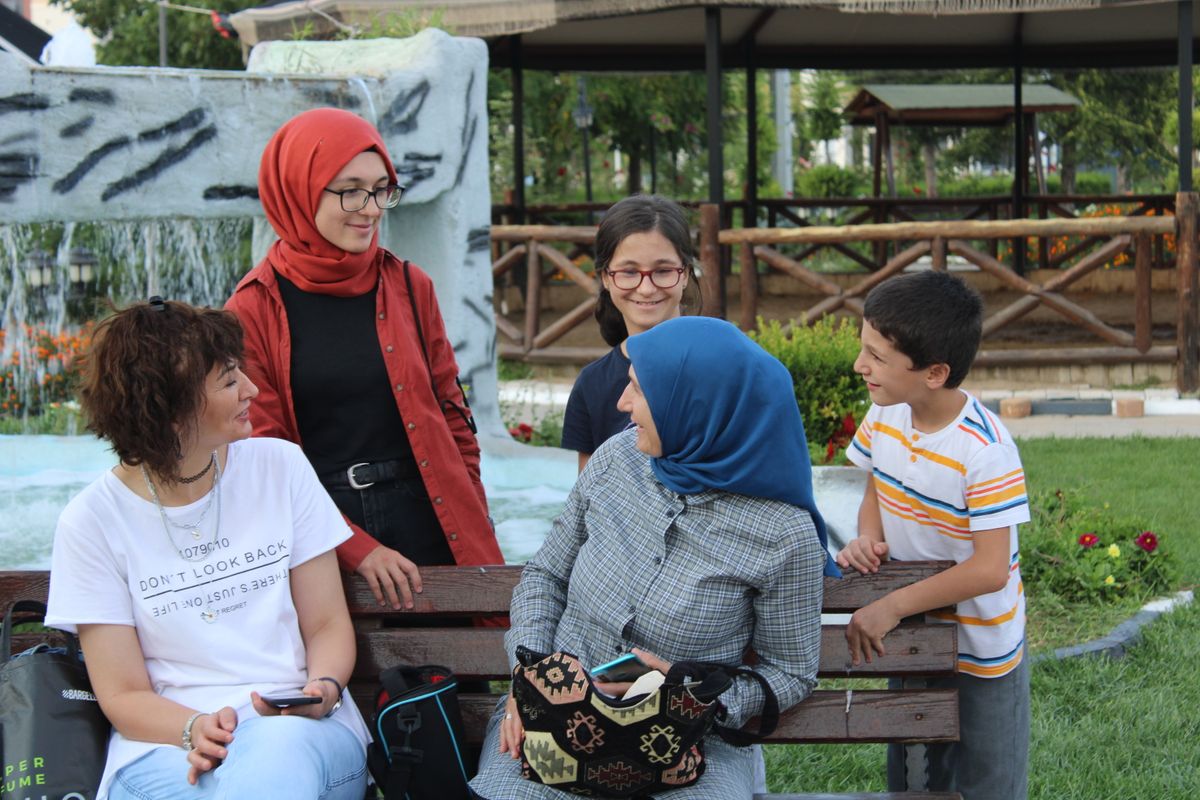 Üç neslin bir arada olduğu aile toplantısı