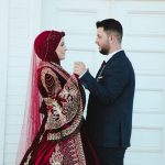 Geleneksel Turk kiyafeti giymis damat