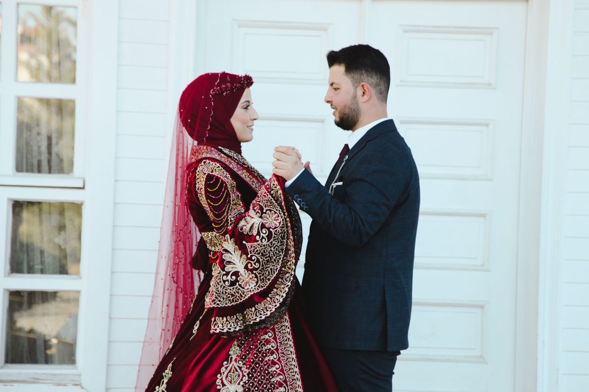 Geleneksel Turk kiyafeti giymis damat