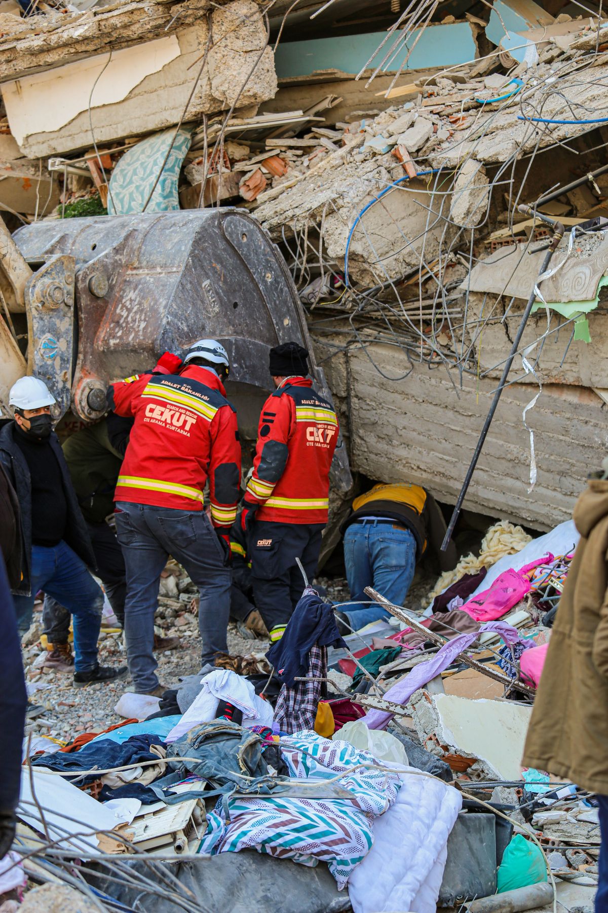 Deprem sonrası hasar görmüş bir bina