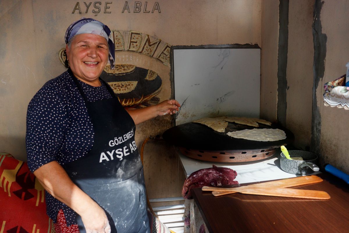 Geleneksel Türk hamur işi hazırlayan kadın