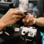 Yakın çekimde telefon yanında duran SIM kart