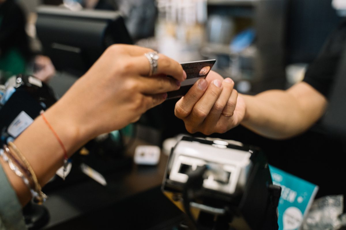 Yakın çekimde telefon yanında duran SIM kart