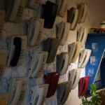 Yan yana konmuş iki farklı akıllı telefonun ekranları