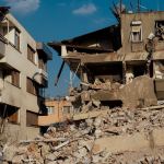 Deprem sonrası hasar görmüş bina
