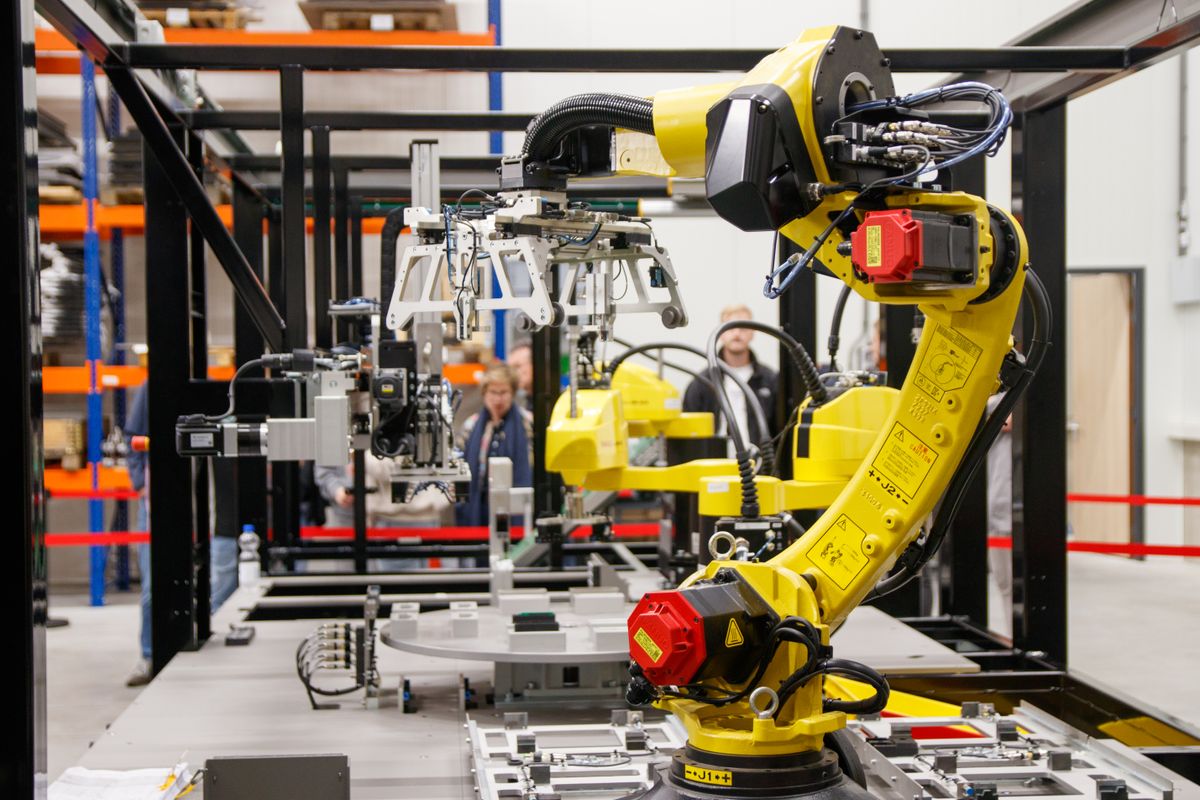 Endüstriyel robot kolu ve otomasyon