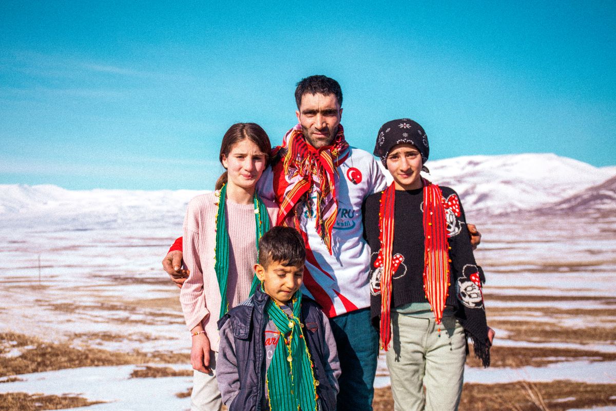 Turkiye’de aile fertlerinin birlikte poz vermesi