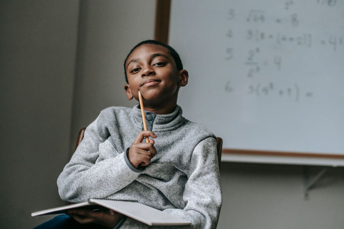 Ogrenci defterine matematik islemi yaziyor