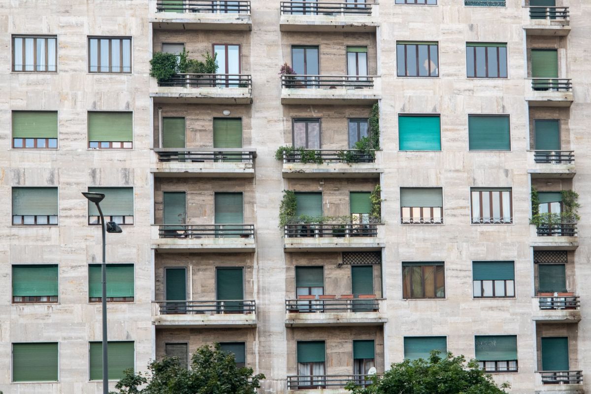 Apartman binalari ve balkonlar