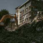 Deprem hasarli bina ve yikinti