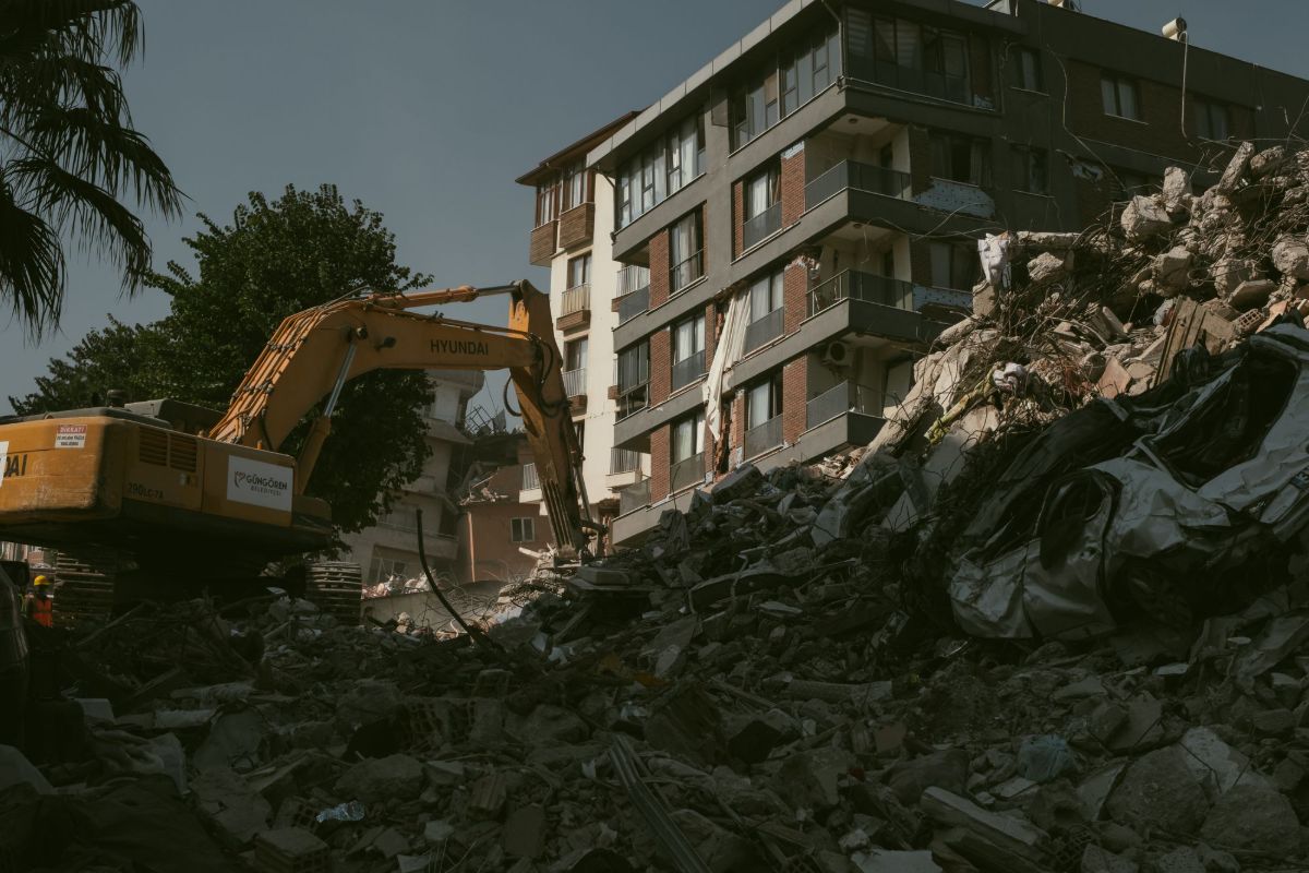 Deprem hasarli bina ve yikinti