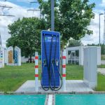 Elektrikli aracin sarj istasyonunda sarj olmasi