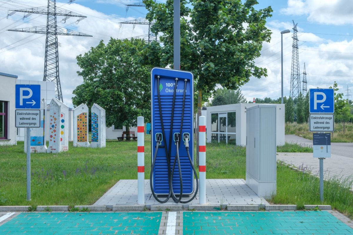 Elektrikli aracin sarj istasyonunda sarj olmasi