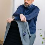 Bilgisayar basinda calisan ve boynunu tutan kisi