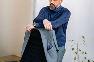 Bilgisayar basinda calisan ve boynunu tutan kisi