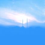Cami minaresi ve gökyüzü kubbesi
