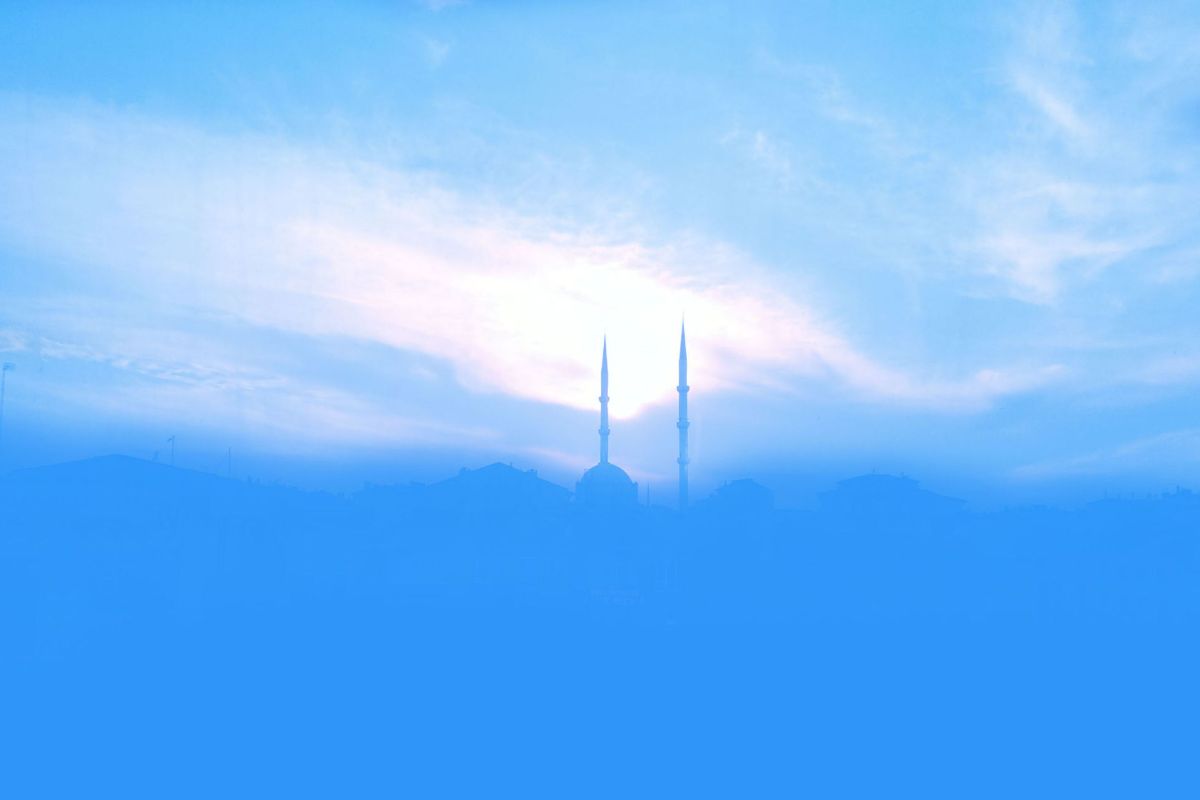 Cami minaresi ve gökyüzü kubbesi