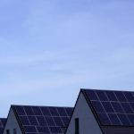 Cati uzerinde gunes enerjisi panelleri