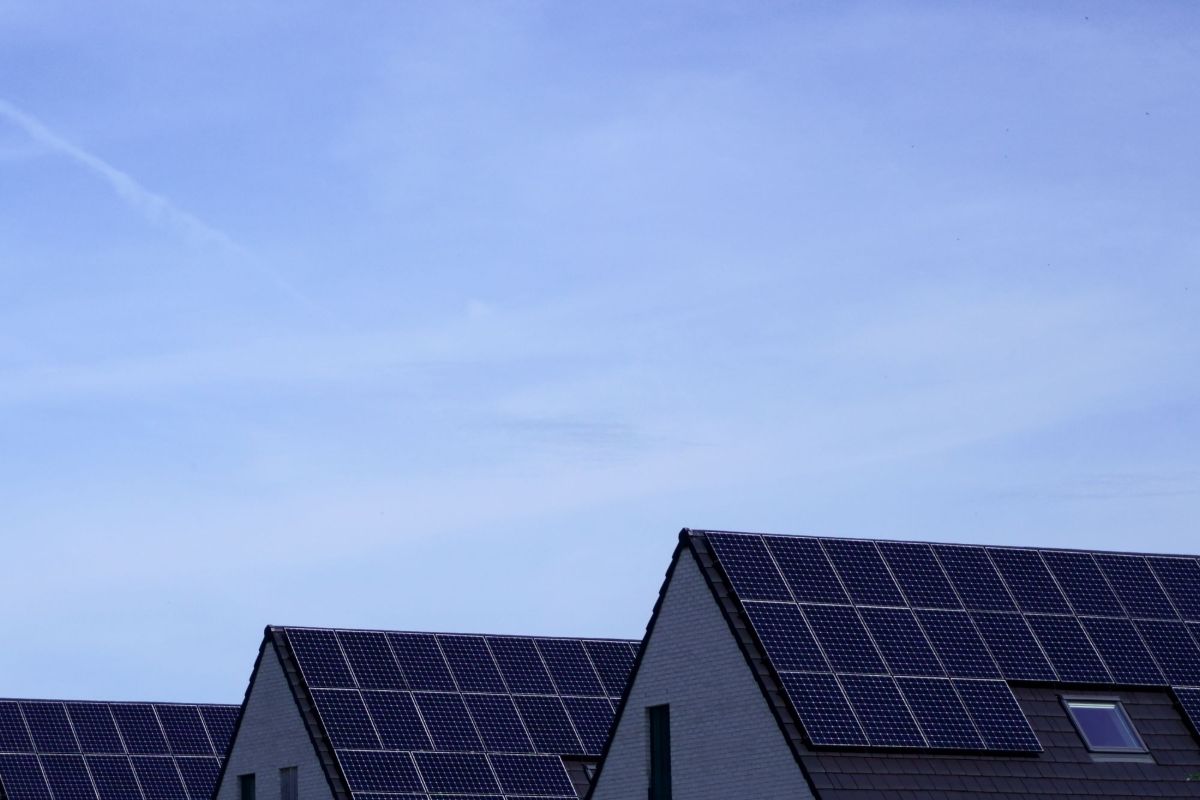 Cati uzerinde gunes enerjisi panelleri