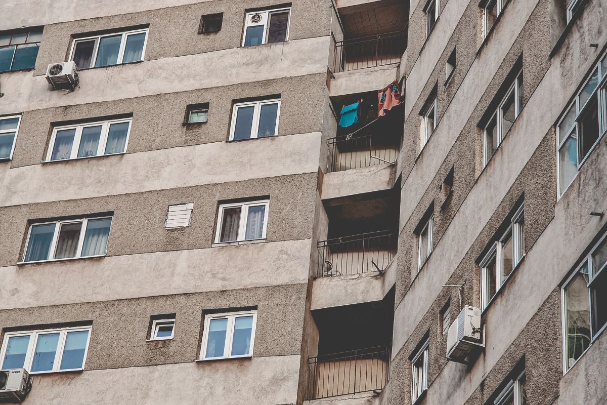Apartman binalari ve balkonlar