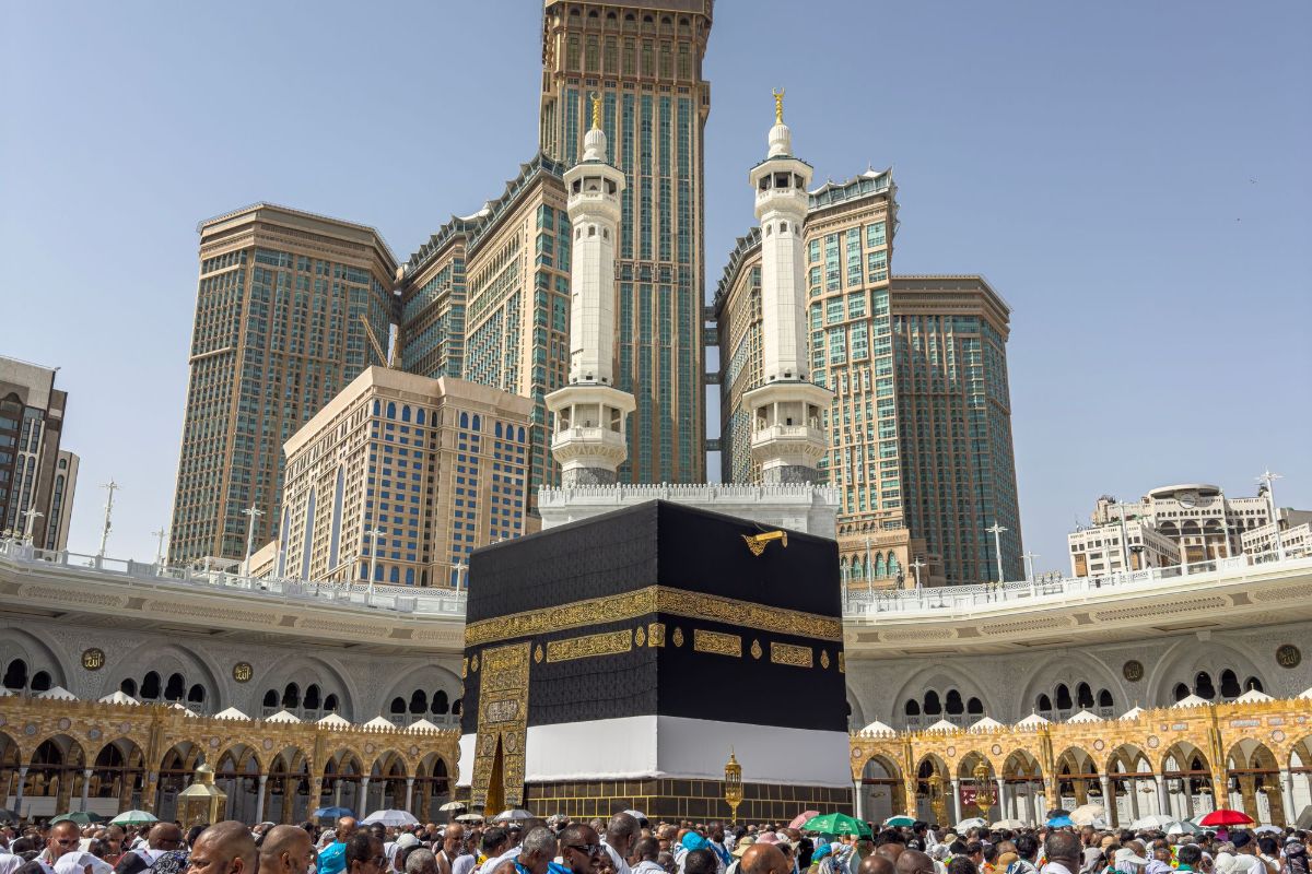 Kabe ve Mescid-i Haram etrafında yürüyen yolcular