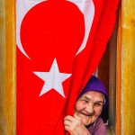 Basortulu yasli kadinin gulumsemesi