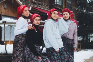 Geleneksel Turk kiyafeti giymis genc kadinlar
