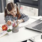 Elinde tablet tutan bir ogrenci