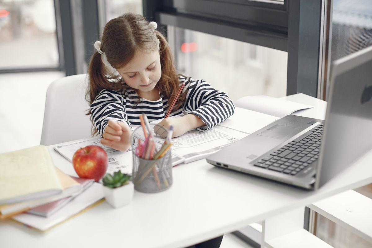 Elinde tablet tutan bir ogrenci