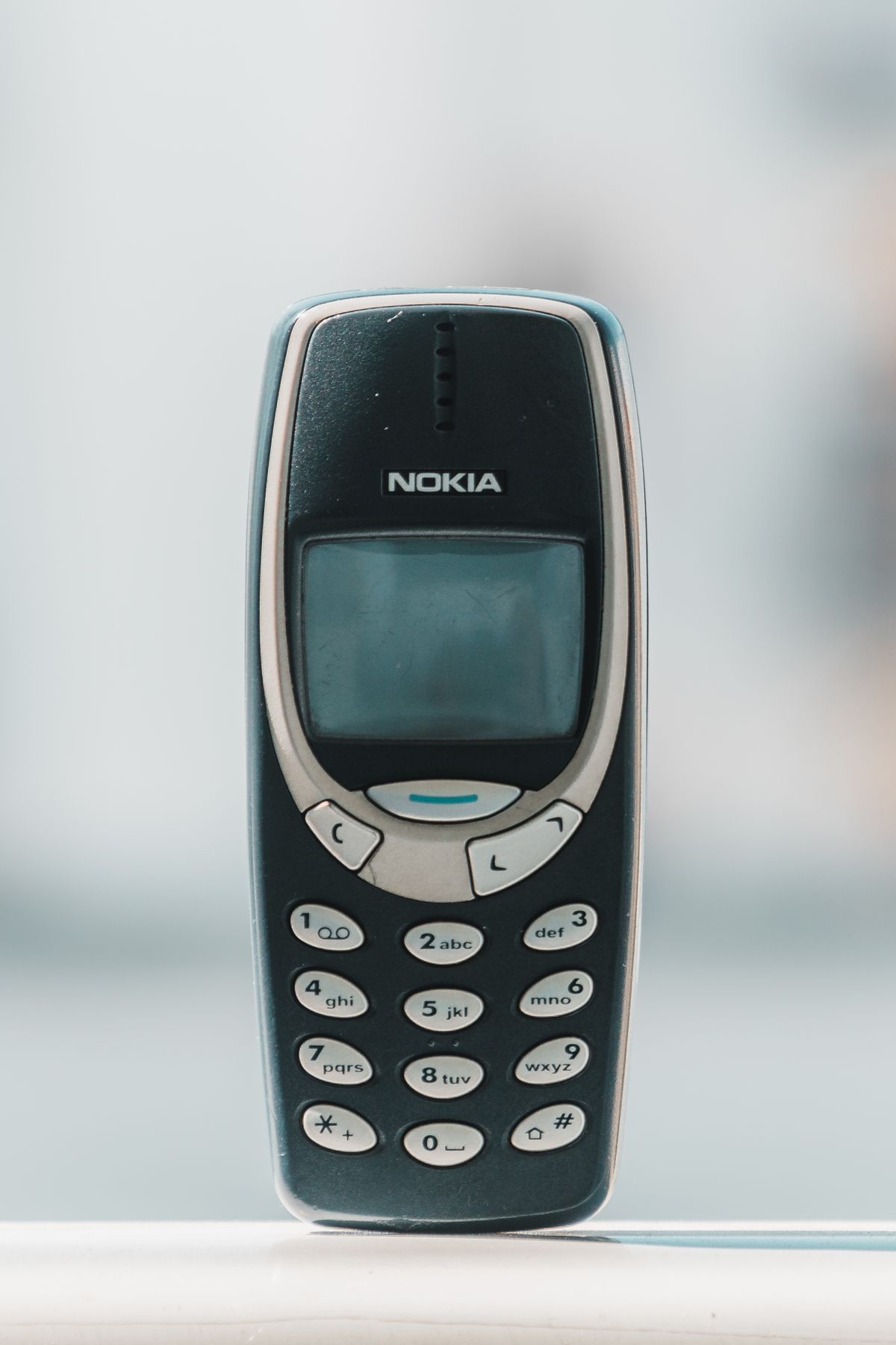Masa üzerinde yan yana duran akıllı telefonlar