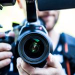 Bir fotoğraf makinesinin yakın çekimde çekilmiş lens grubu