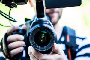Bir fotoğraf makinesinin yakın çekimde çekilmiş lens grubu