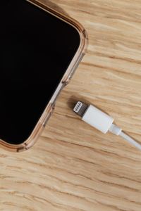 Şarj cihazına bağlı bir akıllı telefonun pili dolarken
