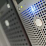 Eski ve yeni akıllı telefonun veri aktarımı için yan yana bağlandığı an