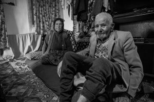 Geleneksel kiyafet giymis yasli anne ve baba